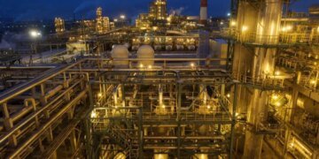 Саратовский нефтеперерабатывающий завод в России остановил прием нефти после атаки БПЛА