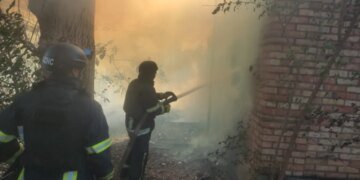 Россияне обстреляли Днепропетровскую область: горели дома, повреждены многоэтажки. ФОТО