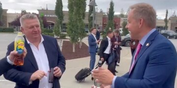 Награда нашла “героя”: Z-пропагандисты вручили бутылку водки американцу, который приставал к Зеленскому. ВИДЕО