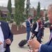 Награда нашла “героя”: Z-пропагандисты вручили бутылку водки американцу, который приставал к Зеленскому. ВИДЕО