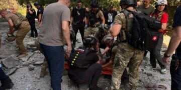 В Запорожье в результате атаки РФ погибли три человека, много раненых. ФОТО