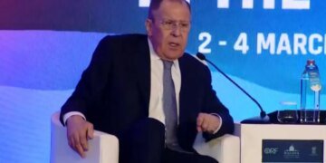 «Как мы можем встречаться с человеком, который изображает из себя лидера?» — Лавров о Зеленском