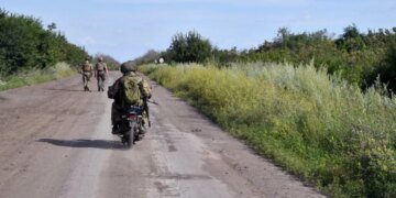 Убегали на мотоциклах, но не знали, что их встретят украинские пограничники: ВИДЕО одного боя
