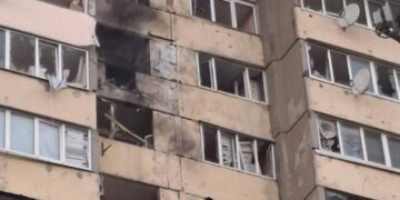 Россияне нанесли удар БПЛА по многоэтажке в Херсоне: есть раненые. ВИДЕО