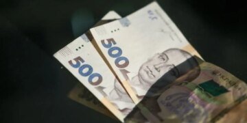 Фальшивые гривны и доллары: как проверить банкноты и не потерять деньги