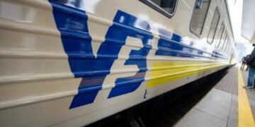 Россия атаковала железную дорогу: ряд поездов курсирует с задержками