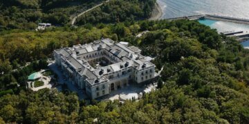 Мощный лесной пожар подбирается к дворцу Путина