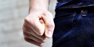 В Хмельницкой области молодые люди жестоко избили женщину в присутствии большого количества людей