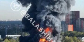 Дышать уже нечем: в Подмосковье мощно горит химзавод. ВИДЕО