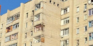 У Сумах російські дрони влучили у житловий будинок та АЗС: є постраждалі