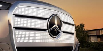 Решітка радіатора тепер світиться: Mercedes-Benz оновлює вигляд електричного GLC
