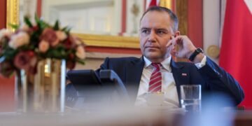 Скорочення допомоги українцям у Польщі: законопроект Навроцького подали до Сейму
