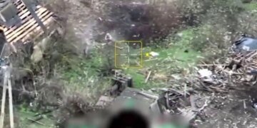 Украинские бойцы уничтожили две бронемашины россиян и сорвали попытку прорыва. ВИДЕО