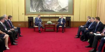 Фицо везет Зеленскому “несколько посланий” после “умной” беседы с Путиным