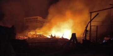 Пожары и поврежденные здания: последствия атаки в Хмельницком
