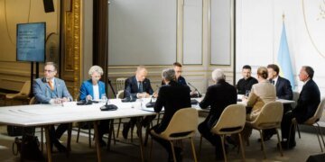 Зеленский проводит видеоконференцию с Трампом и лидерами Европы