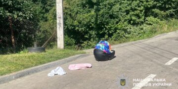 Ребенок слетел с крыши авто во Львове: отец оставил люльку без присмотра