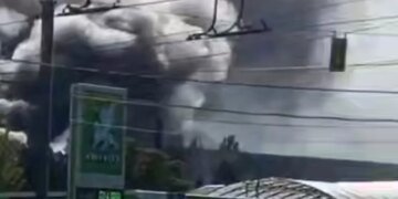 Мощный пожар в районе автовокзала Запорожья: дым накрывает город. ВИДЕО