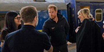 Принц Гарри приехал в Киев и пообещал поддержку раненым военным