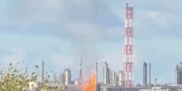 Уфа в огне: дроны попали в нефтеперерабатывающий завод «Башнефть-Новойл». ВИДЕО
