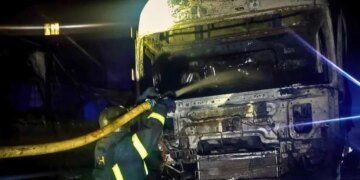 Пожар на стоянке ТЦ и разбитые автомобили: ВС РФ нанесли удар по спасателям в Киевской области. ВИДЕО