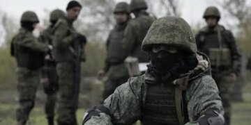 В Запорожской области враг обстреливает фронт и атакует гражданских дронами