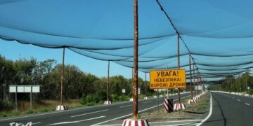«Каждая машина под обстрелом»: Россия бьет по дорогам в тылу ВСУ
