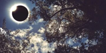 Сегодня можно будет наблюдать солнечное затмение: ВИДЕОТРАНСЛЯЦИЯ