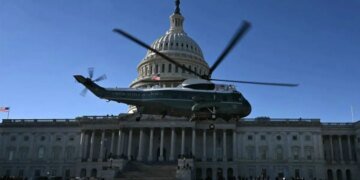 В США задержали обнаженного по пояс мужчину, который направил лазер на вертолет Трампа