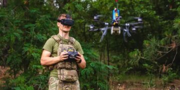 Украинский FPV-дрон поразил автомобиль офицеров 128-й бригады РФ: один погиб, двое тяжело ранены