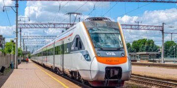 Из-за вражеских обстрелов поезда “Укрзализныци” отменили: список рейсов