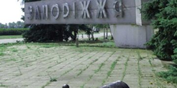 Российские оккупанты в ночь на  28 сентября дважды атаковали Запорожье: горит высотка, есть раненые. ВИДЕО