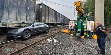 Водії скаржаться, що автопілот від Tesla не бачить залізничні переїзди