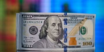 Небезпечний жовтень: банкір дав прогноз, скільки коштуватиме долар