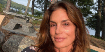 Сінді Кроуфорд поділилася архівним фото у купальнику на пляжі