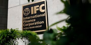IFC планирует инвестировать $25 млн в фонд прямых инвестиций Rebuild Ukraine Fund LP (REBUF), запущенный год назад группой Dragon Capital.