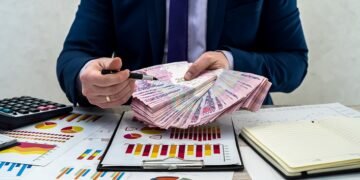 Прибыли крупных и средних предприятий в Украине сократились за год более чем на 10%.