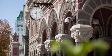 НБУ в четвертый раз подряд сохранил учетную ставку на уровне 15,5%. Инфляция в Украине перешла к понижению, но остается высокой.