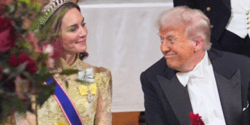 Золота сукня принцеси Кейт для бенкету нагадала її інше культове вбрання