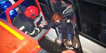 ГСЧС опубликовала видео спасения людей из маршруток во время ливня. ВИДЕО