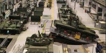 ВПК России сдувается: военные заводы сократили наем людей и зарплаты