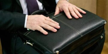 В Украине хотят ограничить зарплаты чиновников: Гетманцев внес предложение