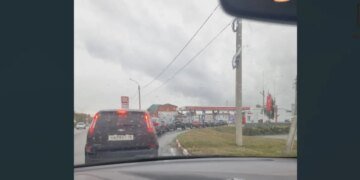 В Крыму жестко ограничили продажу бензина. ВИДЕО