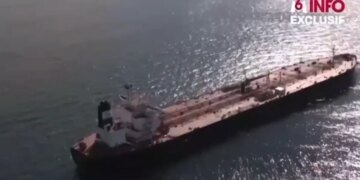 Российский танкер  у побережья Франции взял на абордаж спецназ Франции. ВИДЕО