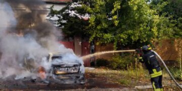 Российские войска атаковали дроном гражданский автомобиль в Херсоне: есть раненые, среди них дети