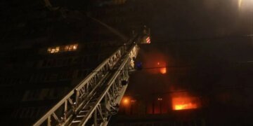 Массированный удар по Киеву: спасатели показали фото последствий обстрела