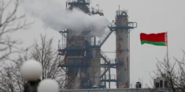 Россия без бензина: Беларусь спешно подкармливает Кремль топливом после ударов украинских дронов