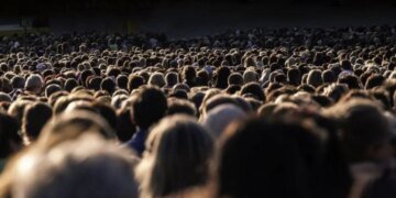 Мир вымирает не от войн, а от тревог: в ООН выяснили, почему люди отказываются рожать детей