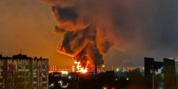 Саратов в России ночью атаковали дроны: прилет по НПЗ. ВИДЕО