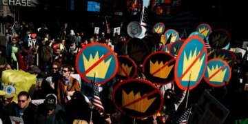 “No Kings”: миллионы американцев вышли на акции против авторитарных методов Трампа. ВИДЕО